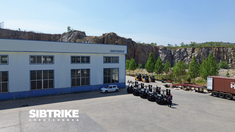 Погрузчики для склада: Как автоматизация логистики снижает расходы на персонал